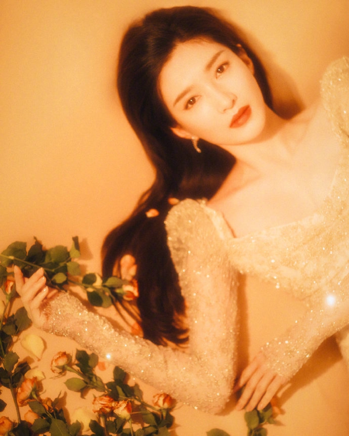 江疏影香槟色长裙复古优雅写真