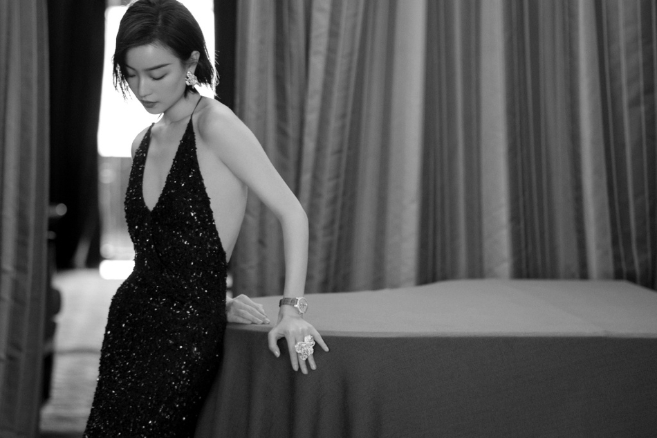 倪妮亮片黑裙尽显清冷气质写真