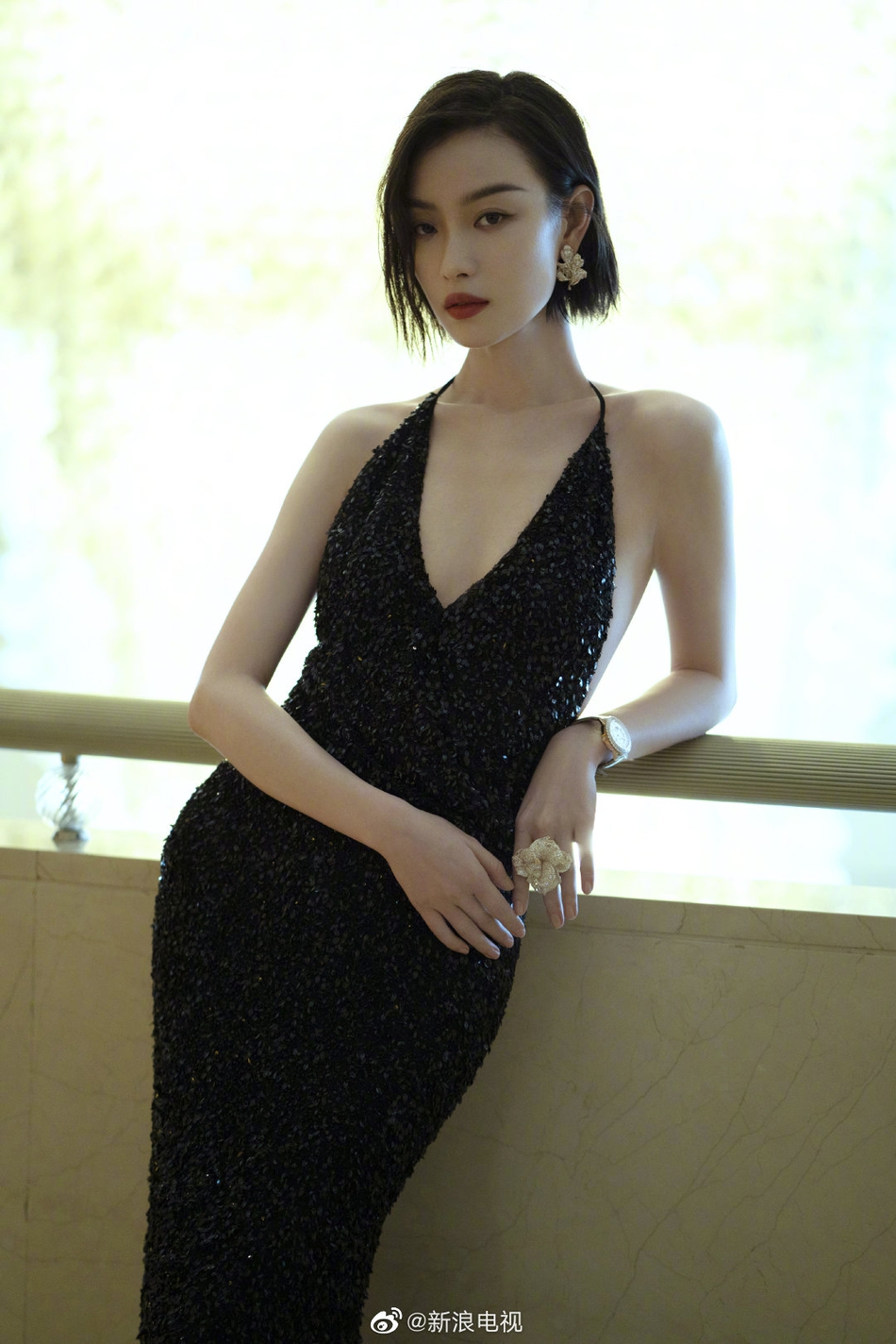 倪妮亮片黑裙尽显清冷气质写真