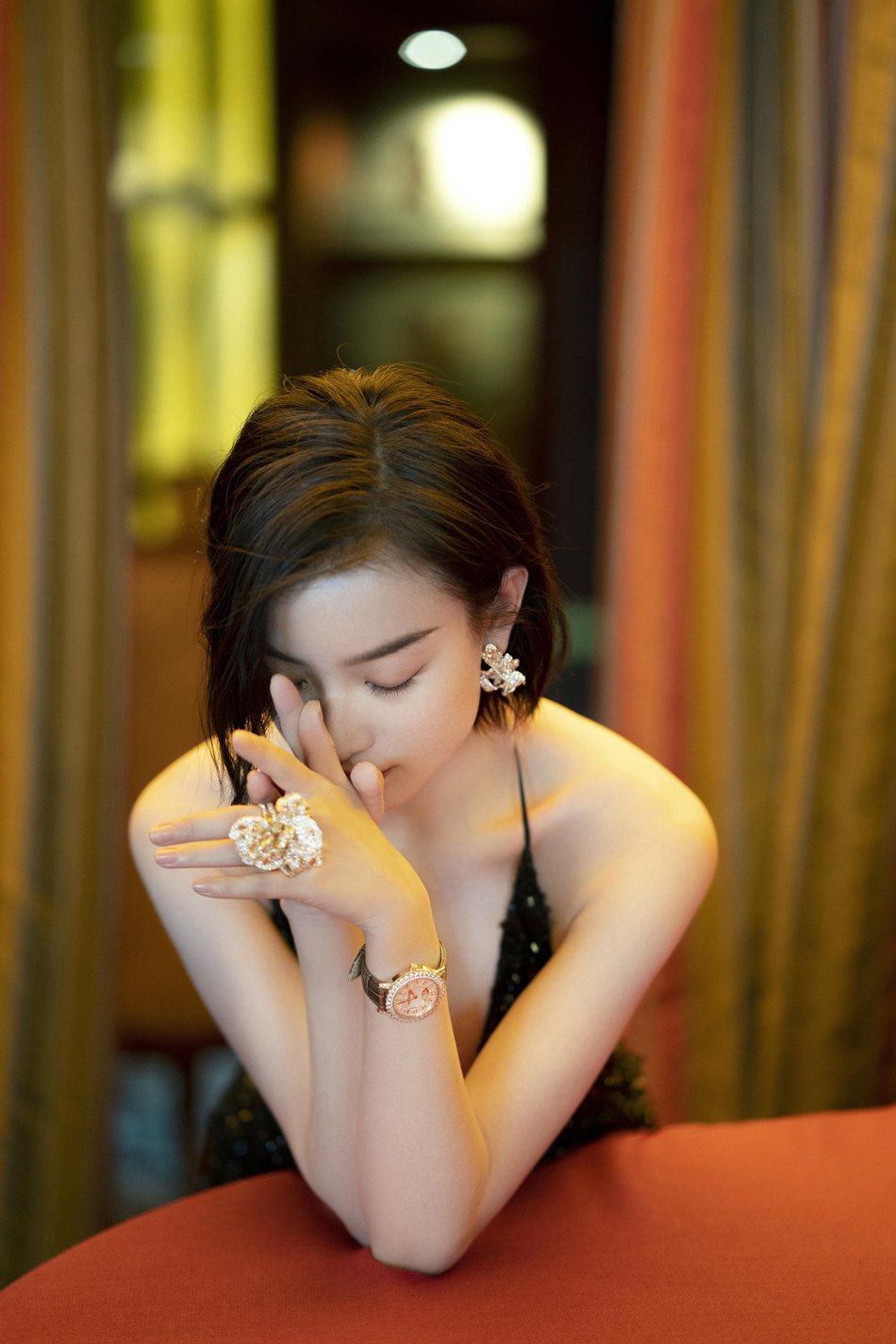 倪妮亮片黑裙尽显清冷气质写真