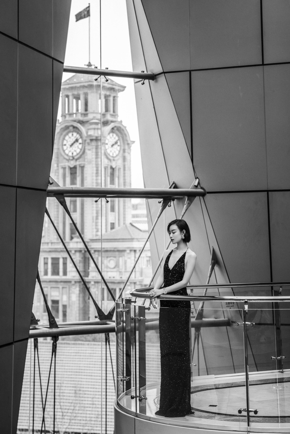 倪妮亮片黑裙尽显清冷气质写真