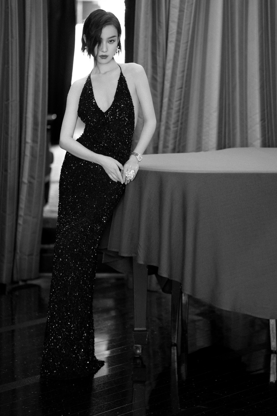 倪妮亮片黑裙尽显清冷气质写真