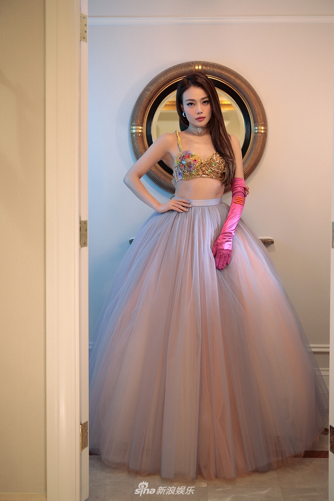 容祖儿比基尼纱裙又甜又酷写真