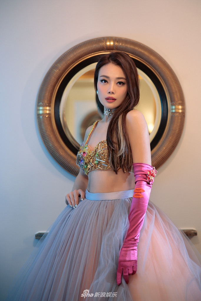 容祖儿比基尼纱裙又甜又酷写真