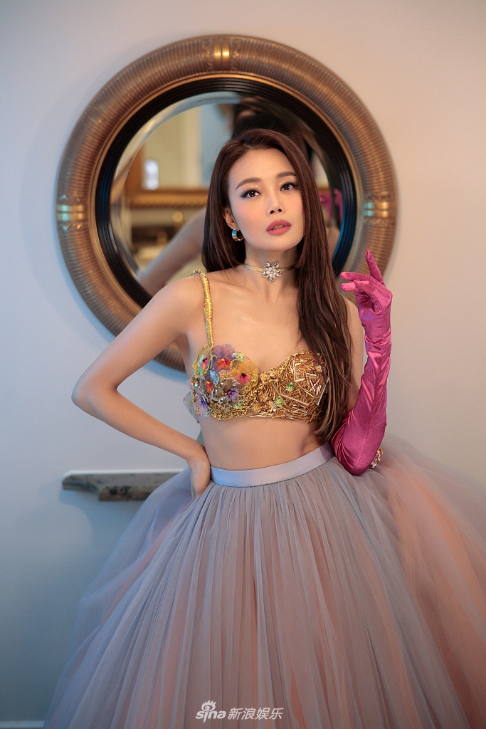 容祖儿比基尼纱裙又甜又酷写真