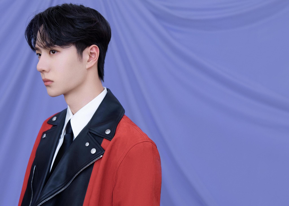 王一博眼神笃定上演侧颜杀写真