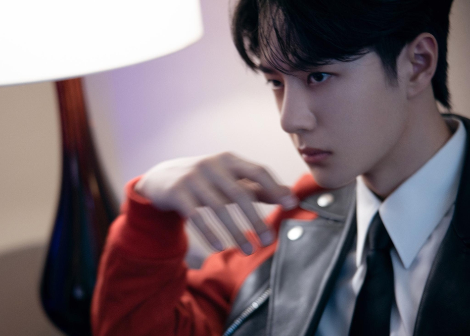 王一博眼神笃定上演侧颜杀写真