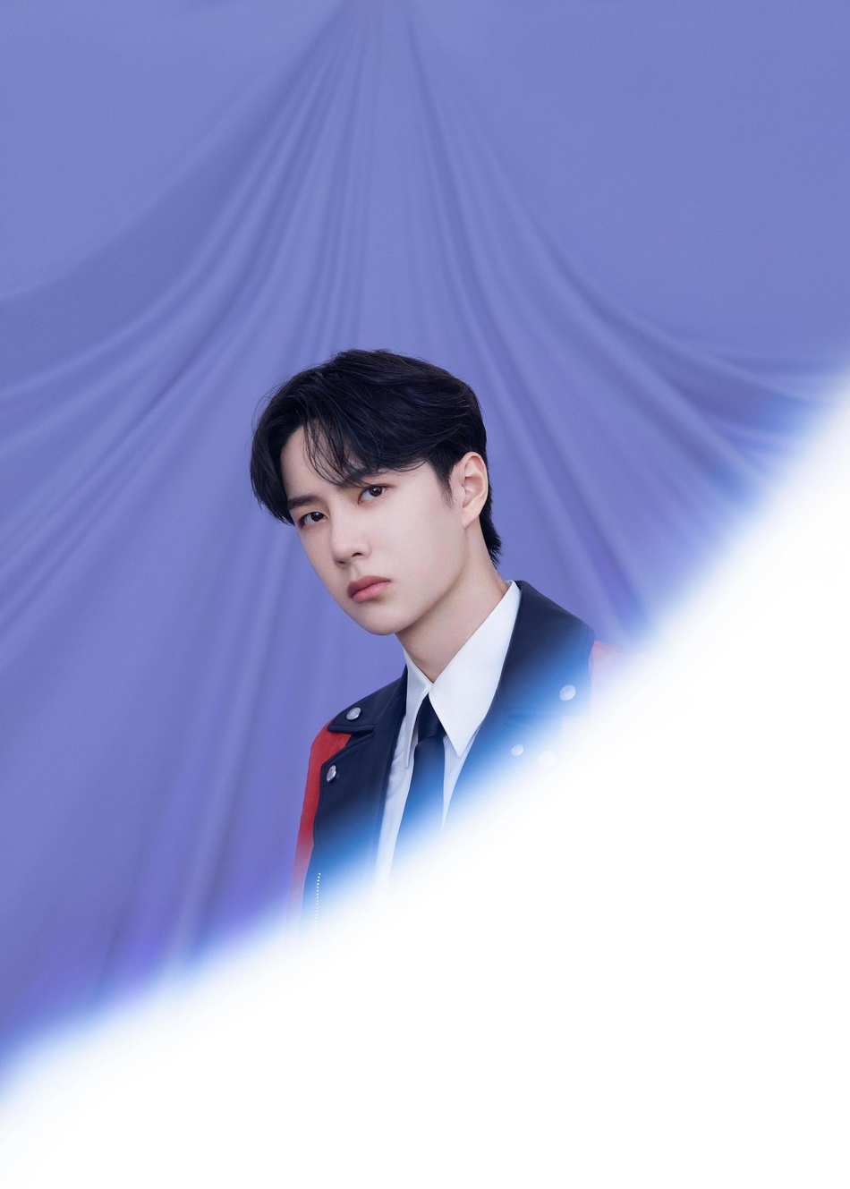 王一博眼神笃定上演侧颜杀写真