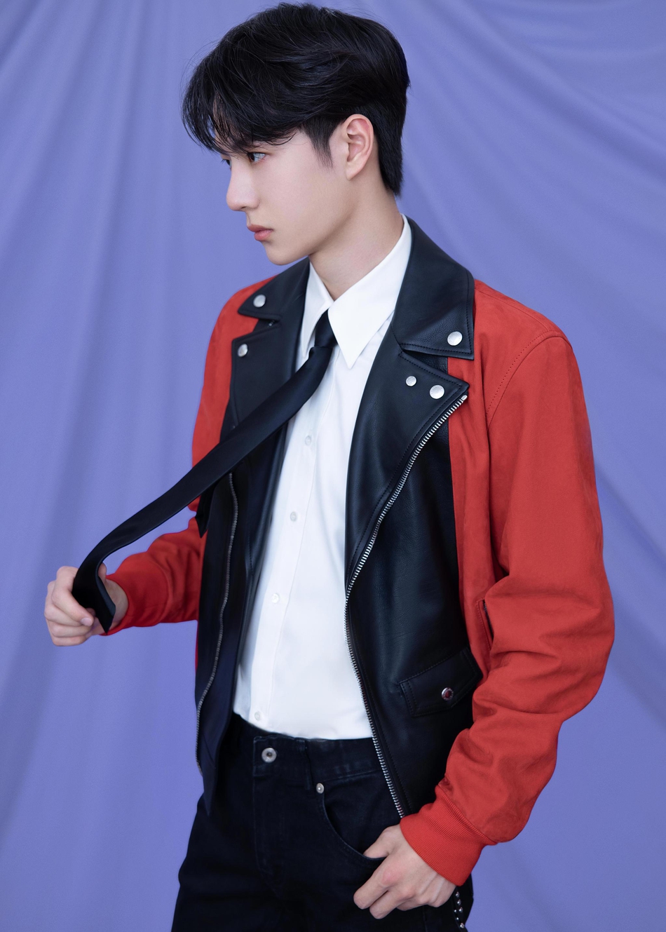 王一博眼神笃定上演侧颜杀写真