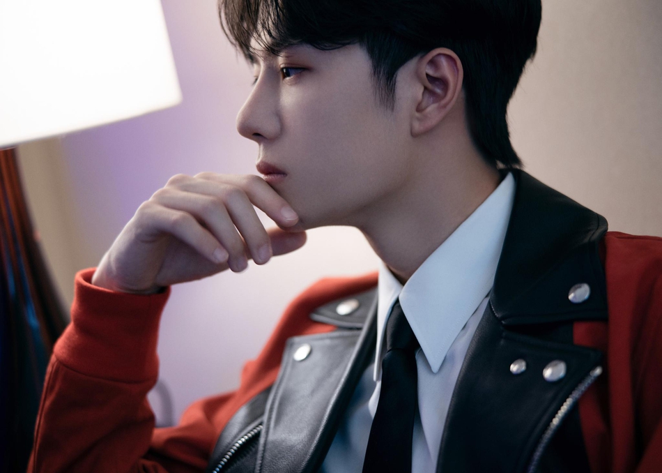 王一博眼神笃定上演侧颜杀写真