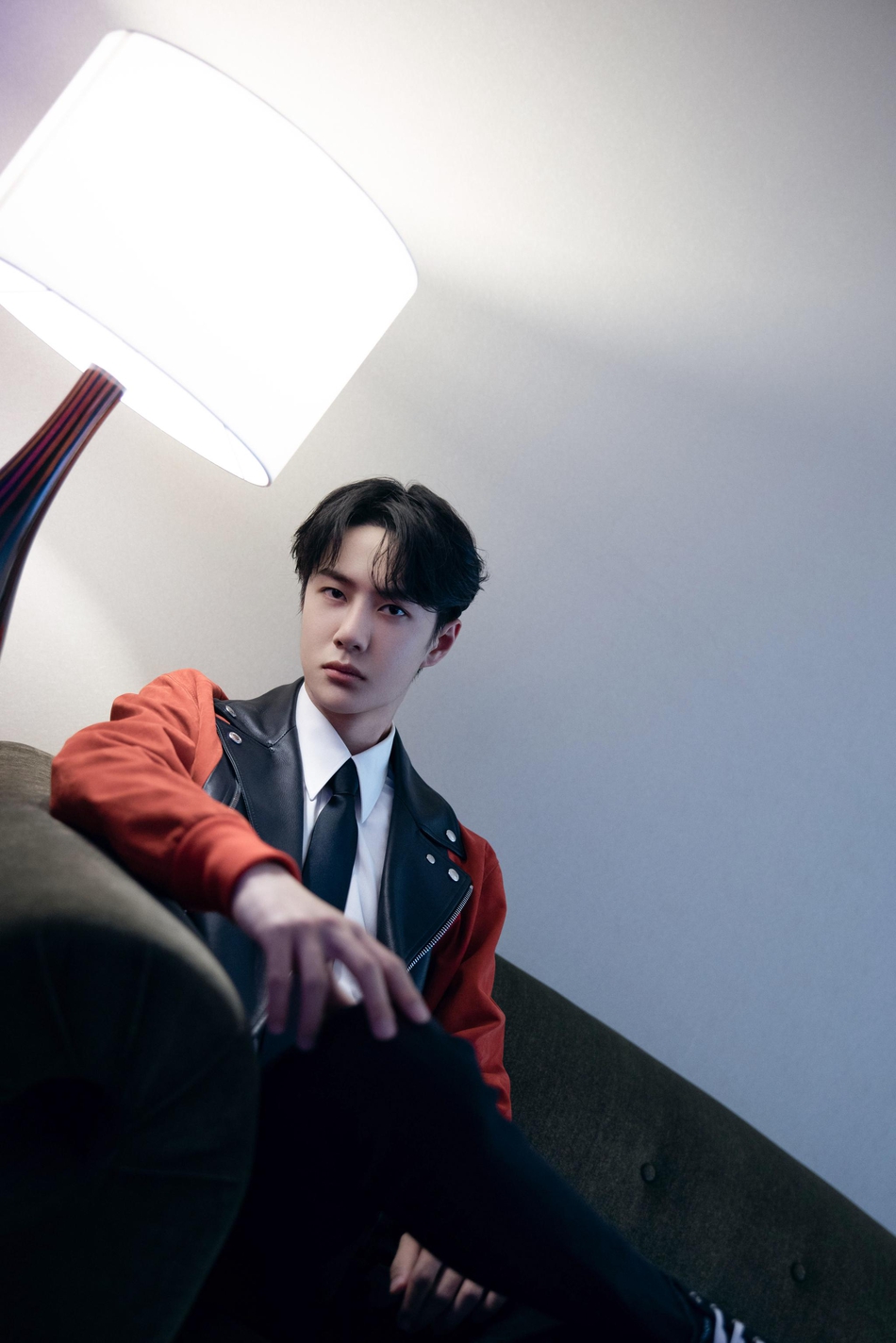 王一博眼神笃定上演侧颜杀写真