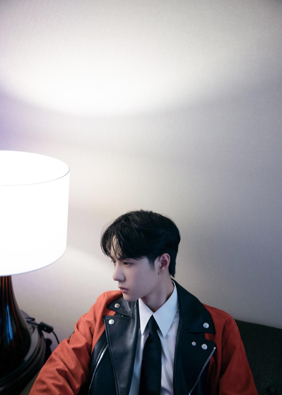 王一博眼神笃定上演侧颜杀写真