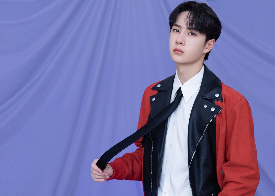 王一博眼神笃定上演侧颜杀写真