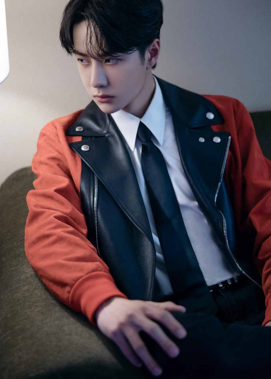 王一博眼神笃定上演侧颜杀写真