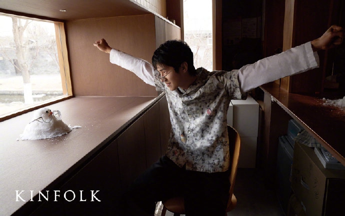 刘昊然简约西装造型清新自然写真