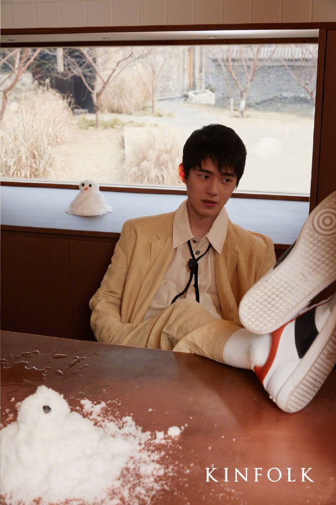 刘昊然简约西装造型清新自然写真