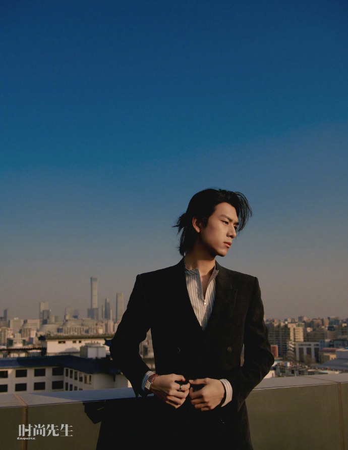 李现长发造型雅痞范儿十足写真