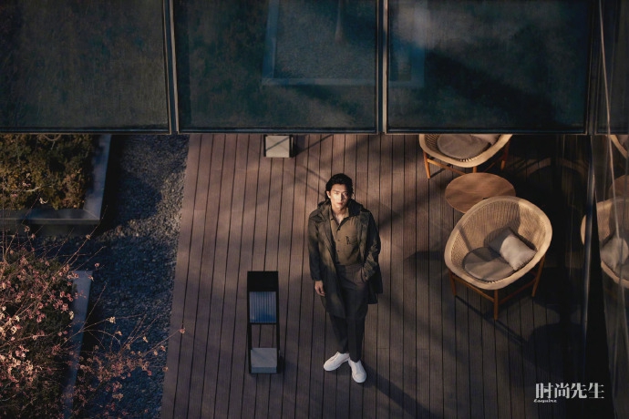 李现长发造型雅痞范儿十足写真