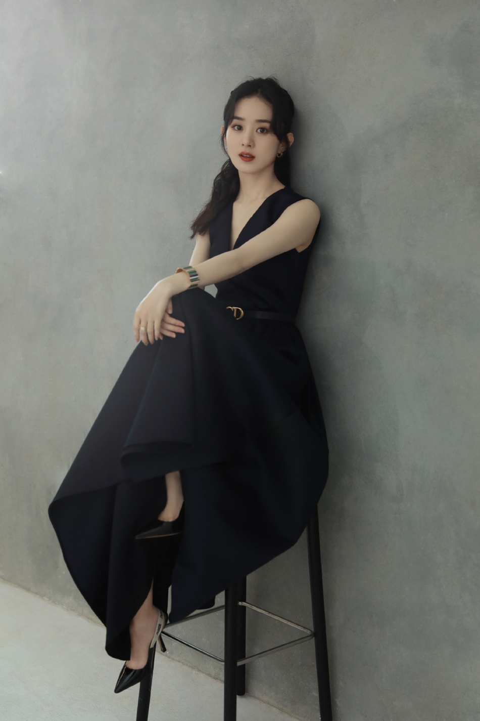 赵丽颖黑色深V长裙优雅大方写真