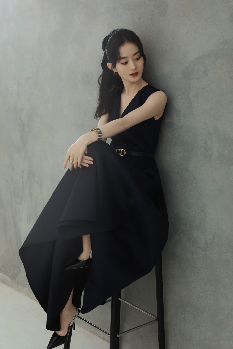 赵丽颖黑色深V长裙优雅大方写真