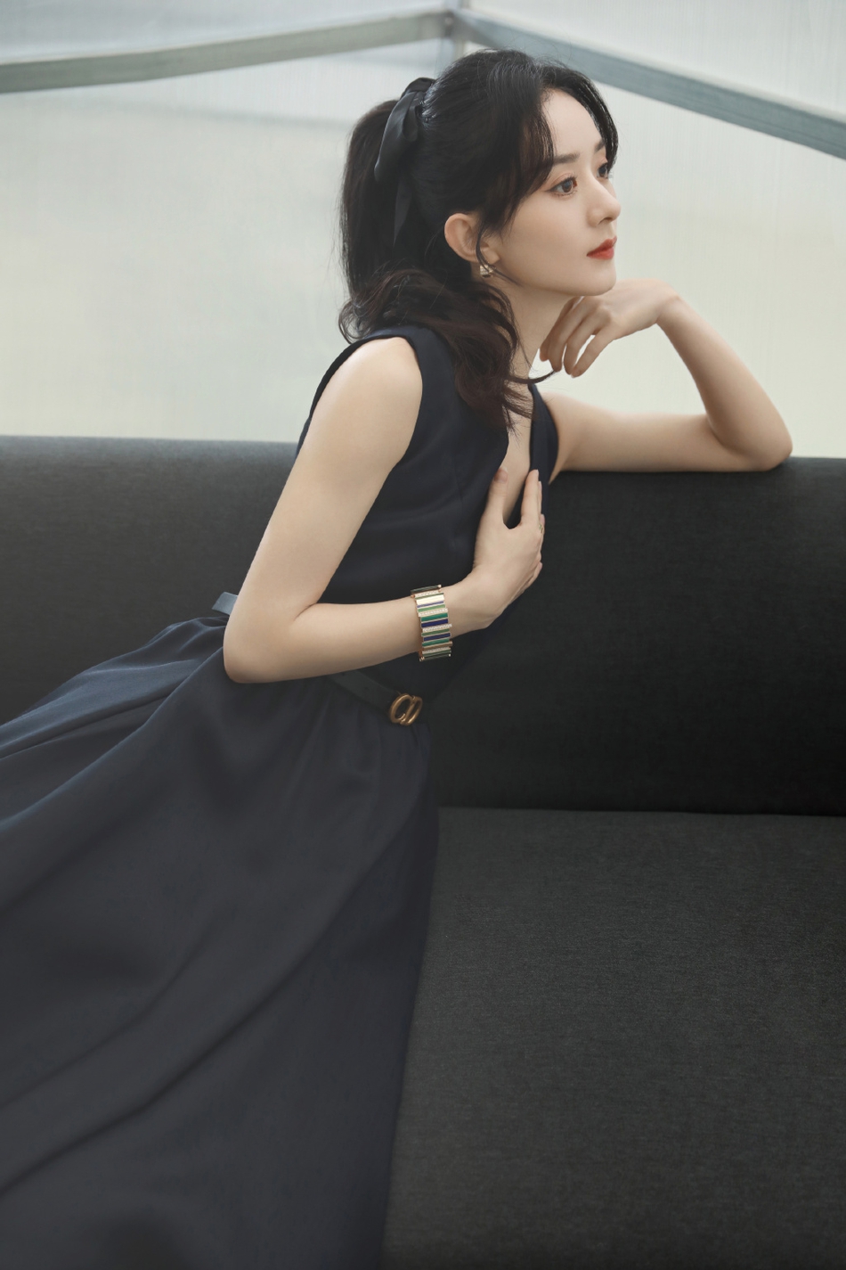 赵丽颖黑色深V长裙优雅大方写真