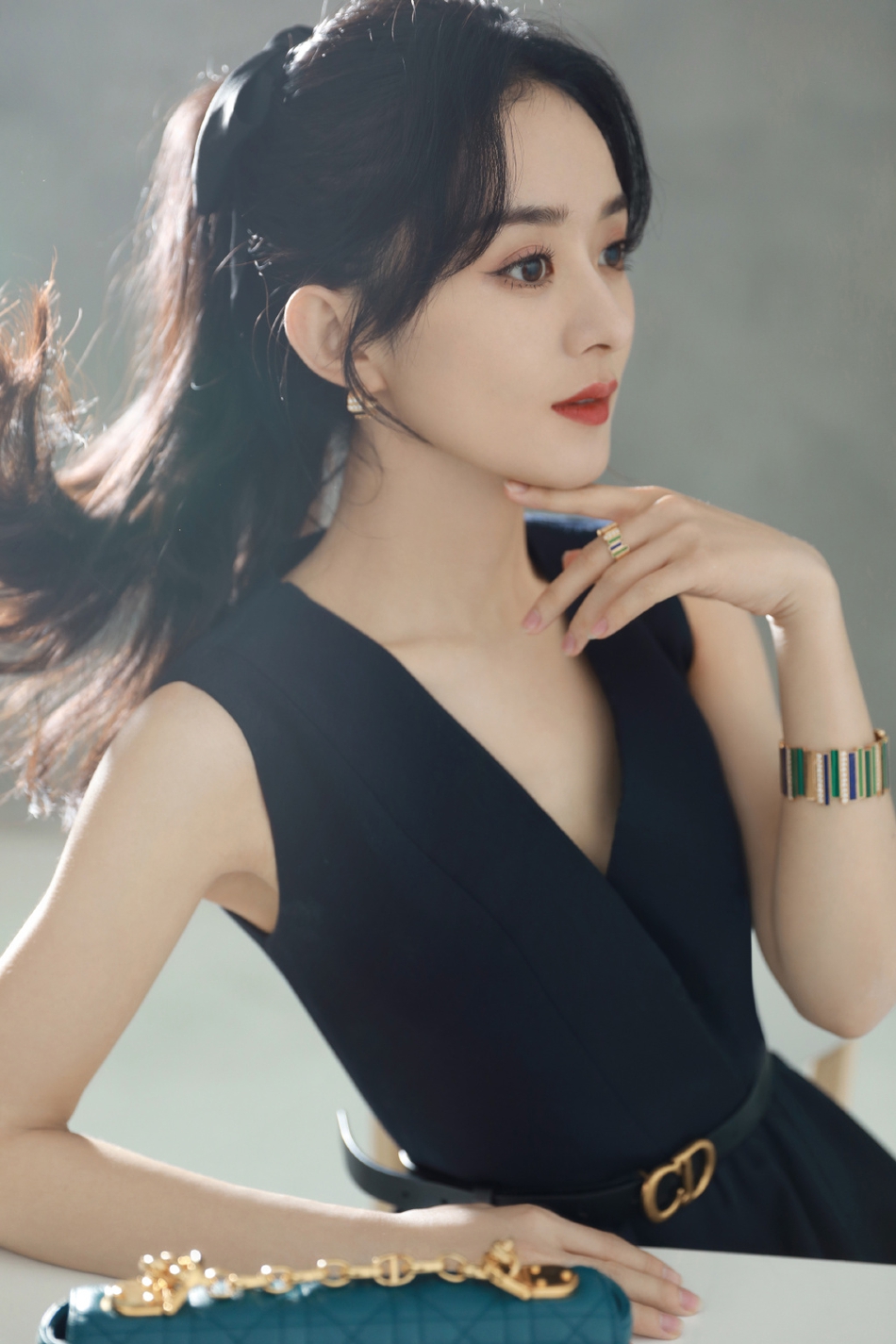 赵丽颖黑色深V长裙优雅大方写真