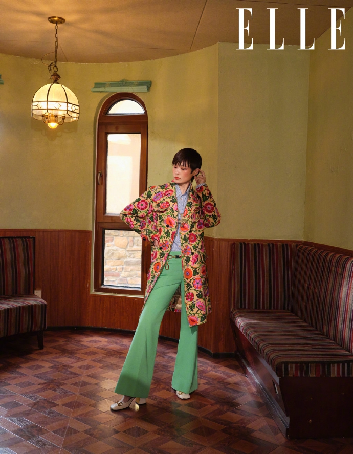 李宇春复古造型化身暗黑魔女写真