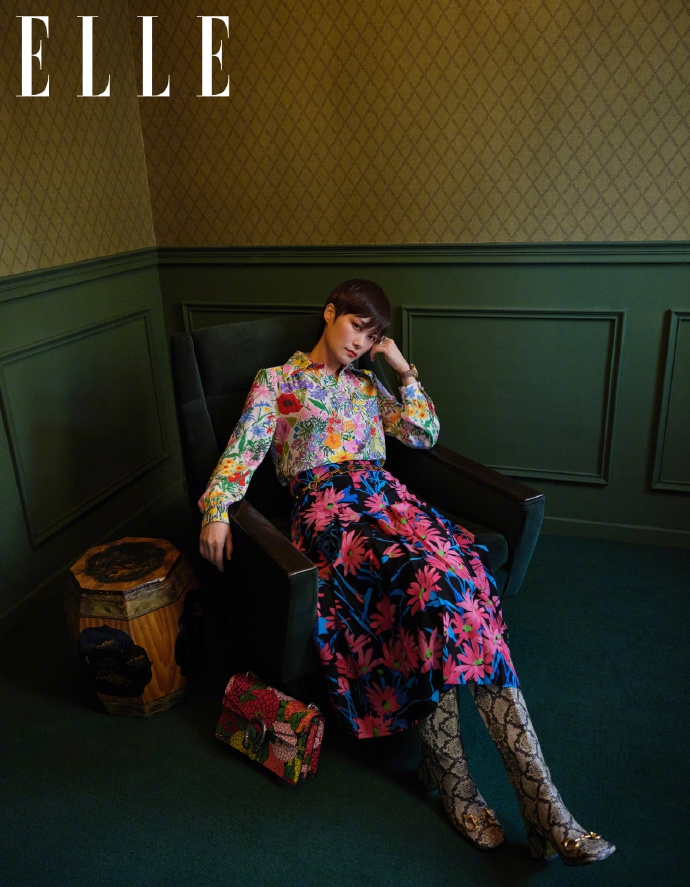 李宇春复古造型化身暗黑魔女写真