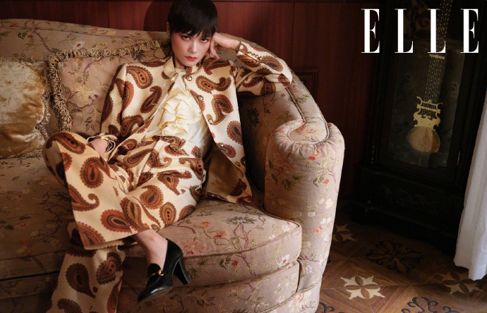 李宇春复古造型化身暗黑魔女写真