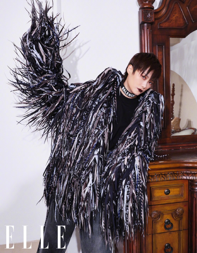 李宇春复古造型化身暗黑魔女写真