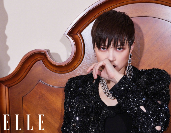 李宇春复古造型化身暗黑魔女写真