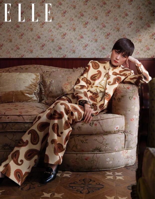 李宇春复古造型化身暗黑魔女写真