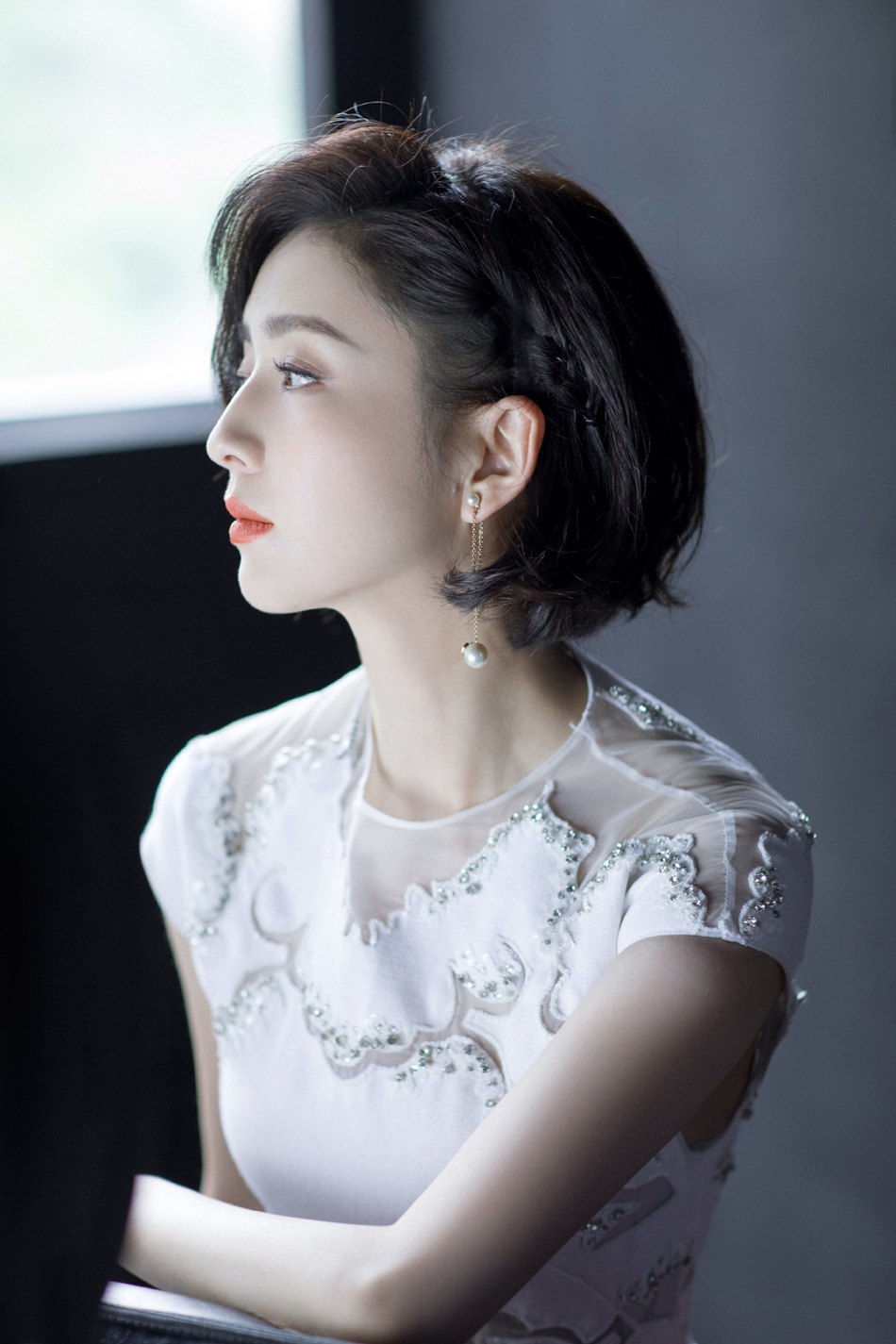 佟丽娅刺绣白裙气质清雅写真美照