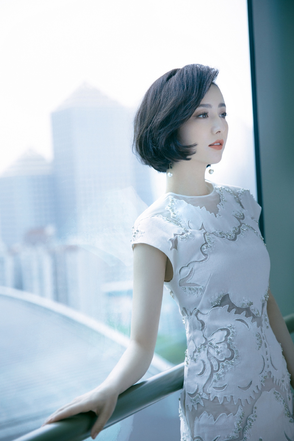 佟丽娅刺绣白裙气质清雅写真美照