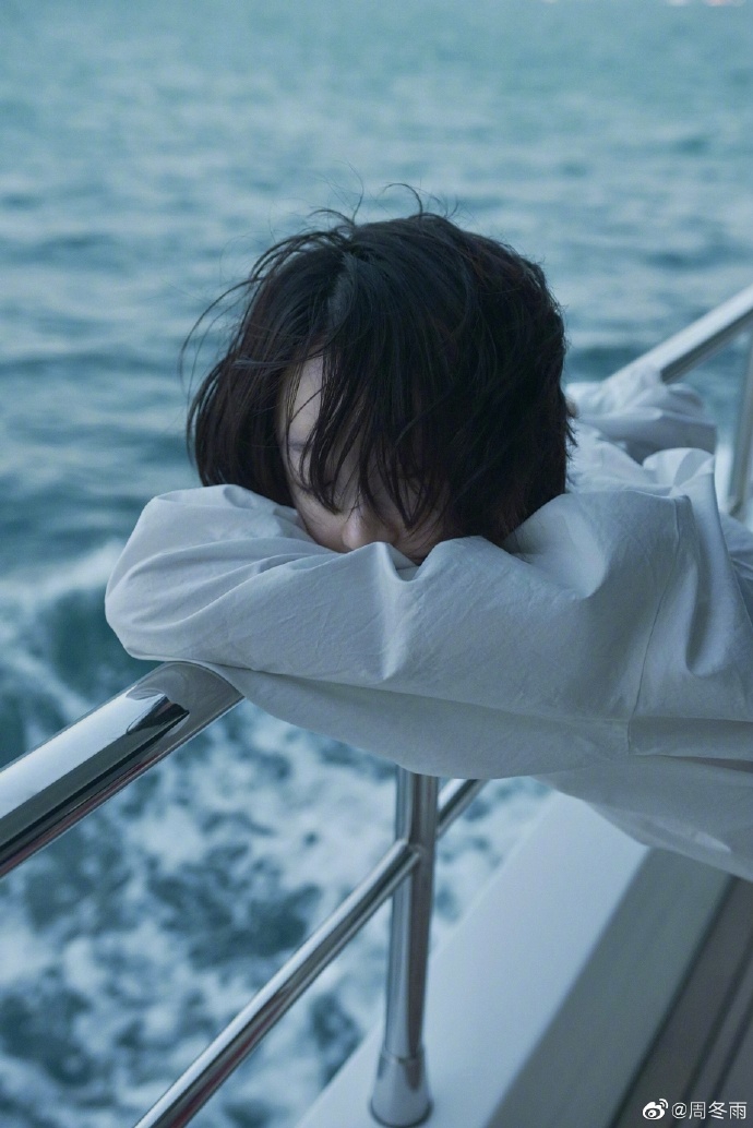 周冬雨头发随风飞舞灵气十足写真