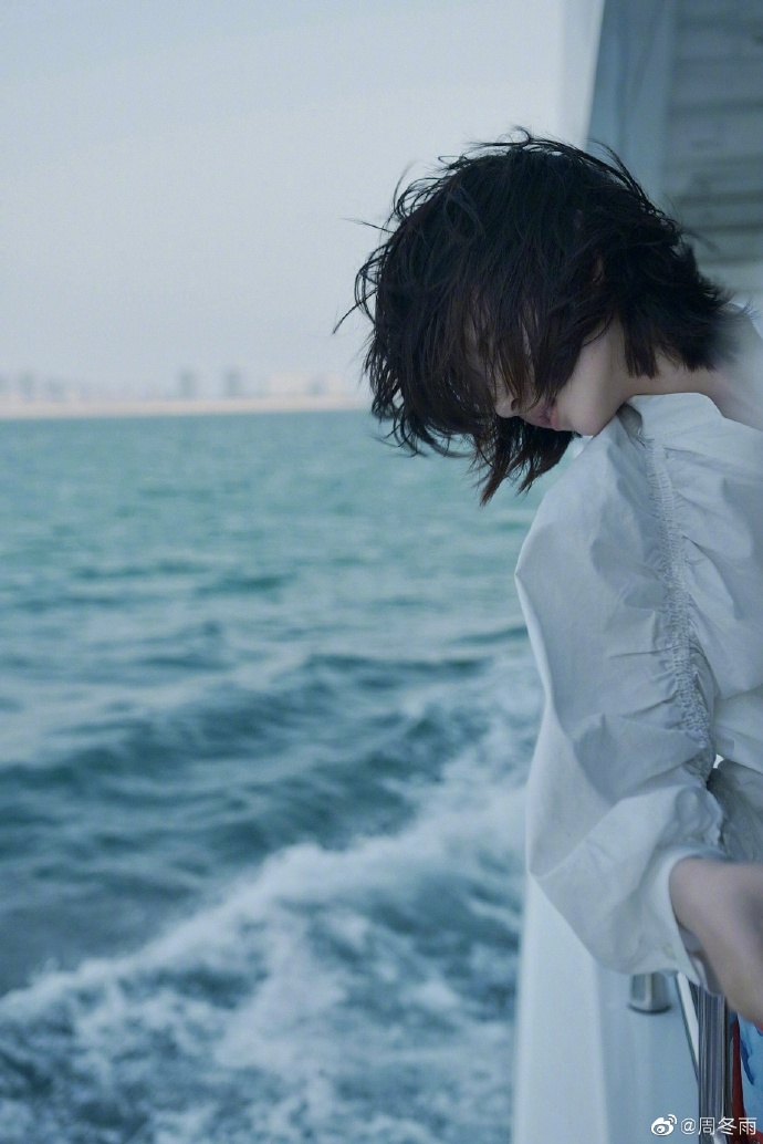 周冬雨头发随风飞舞灵气十足写真