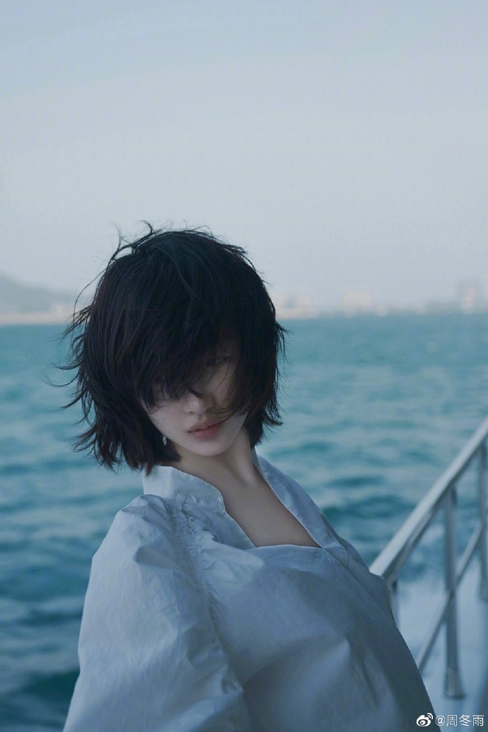 周冬雨头发随风飞舞灵气十足写真