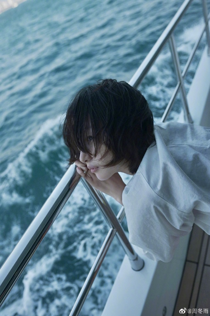 周冬雨头发随风飞舞灵气十足写真