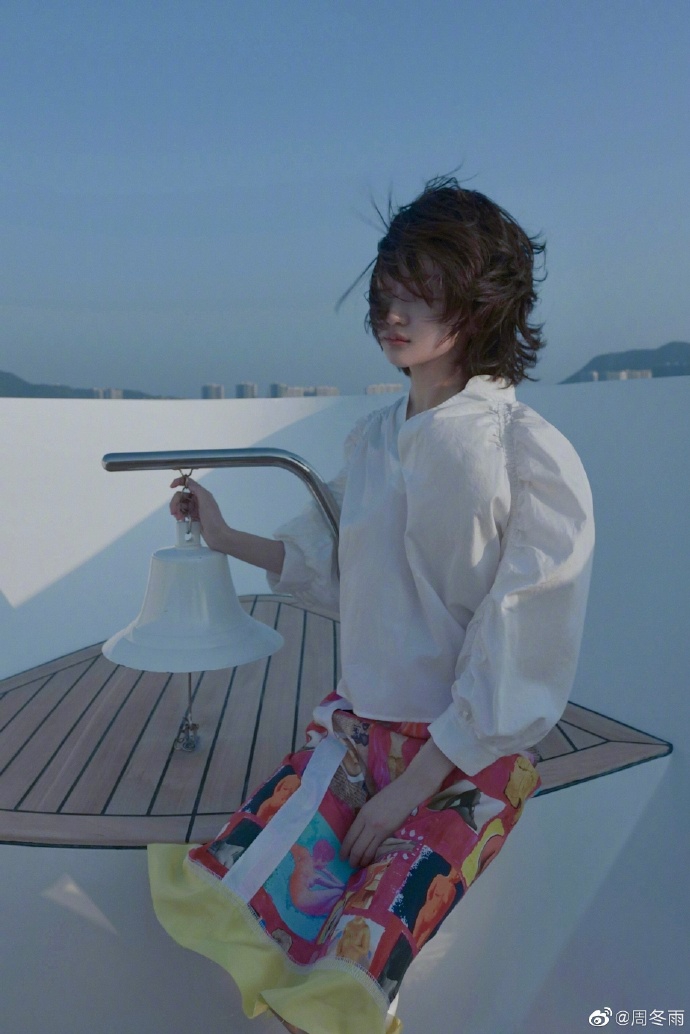 周冬雨头发随风飞舞灵气十足写真