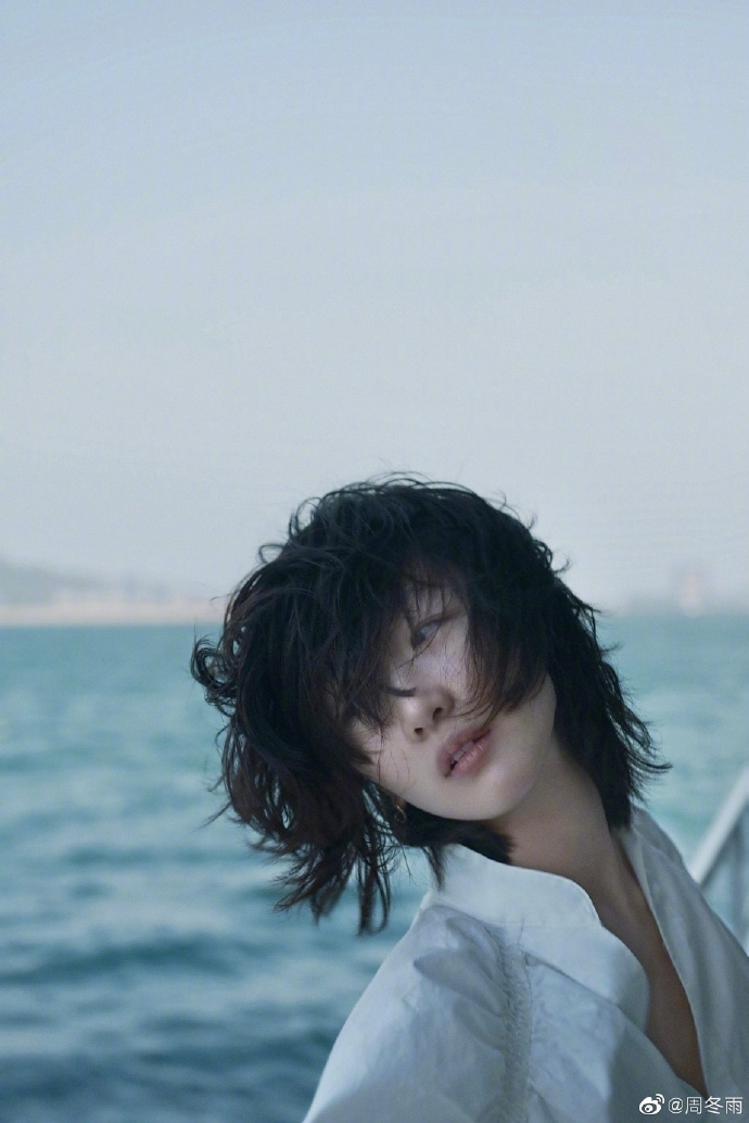 周冬雨头发随风飞舞灵气十足写真