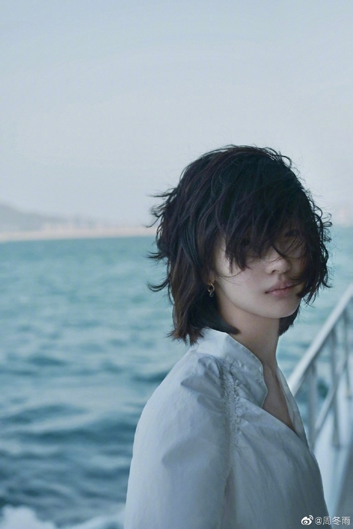 周冬雨头发随风飞舞灵气十足写真