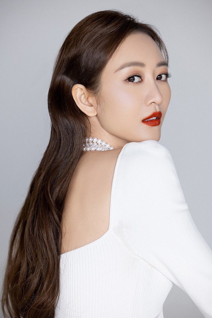 王鸥白色礼服尽显高贵优雅写真