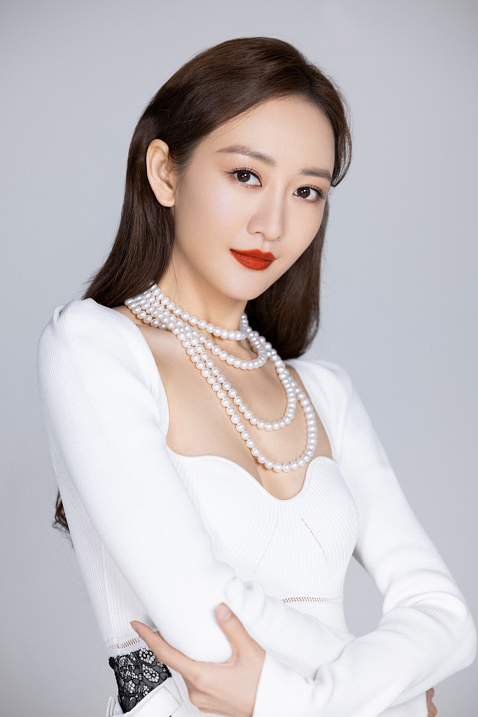 王鸥白色礼服尽显高贵优雅写真