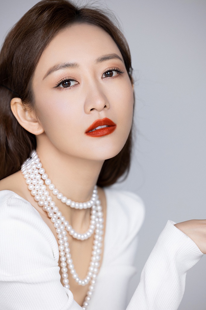 王鸥白色礼服尽显高贵优雅写真