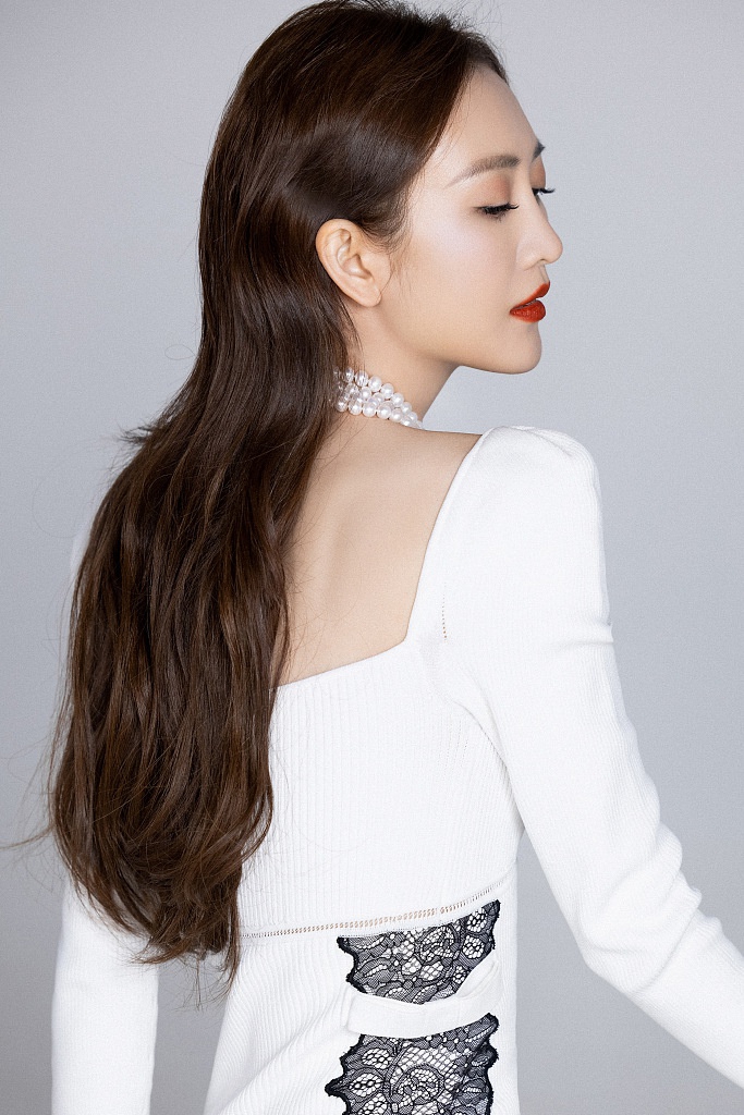 王鸥白色礼服尽显高贵优雅写真