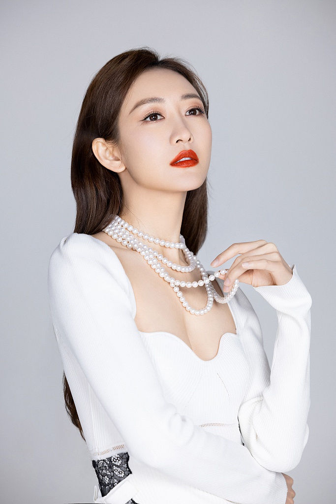 王鸥白色礼服尽显高贵优雅写真