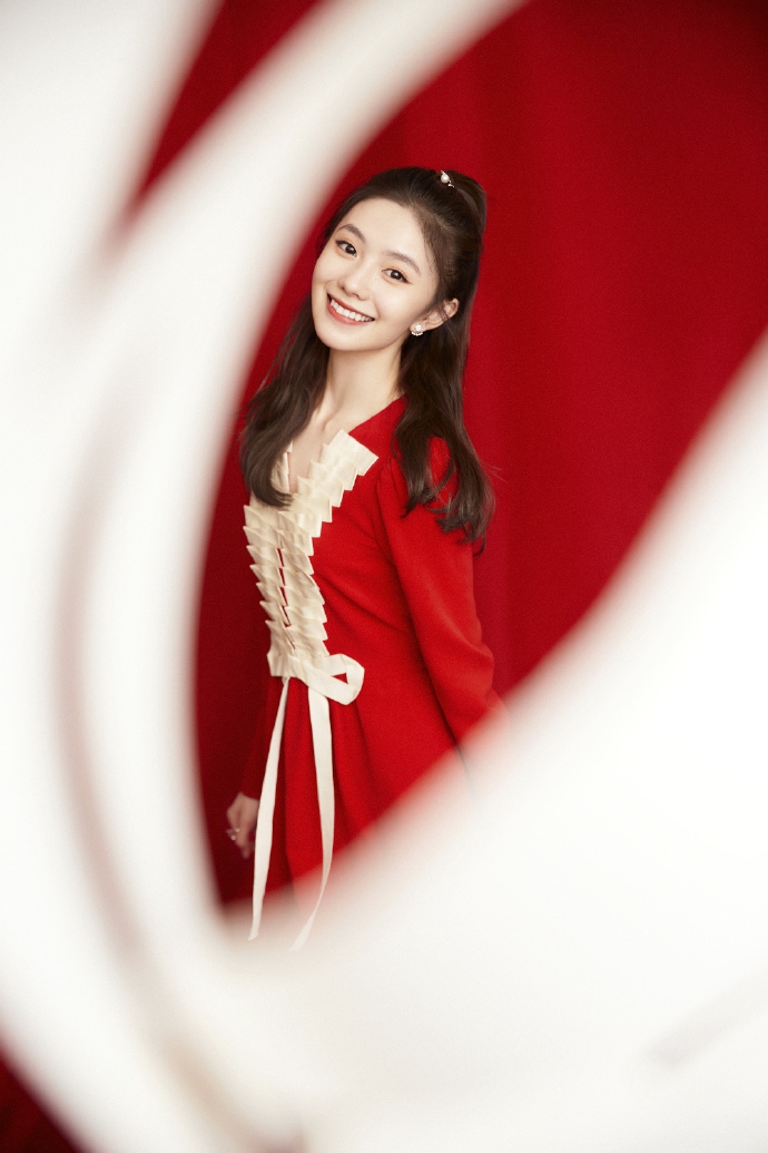 刘浩存身穿连衣裙半扎高马尾写真