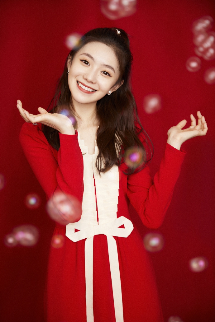 刘浩存身穿连衣裙半扎高马尾写真