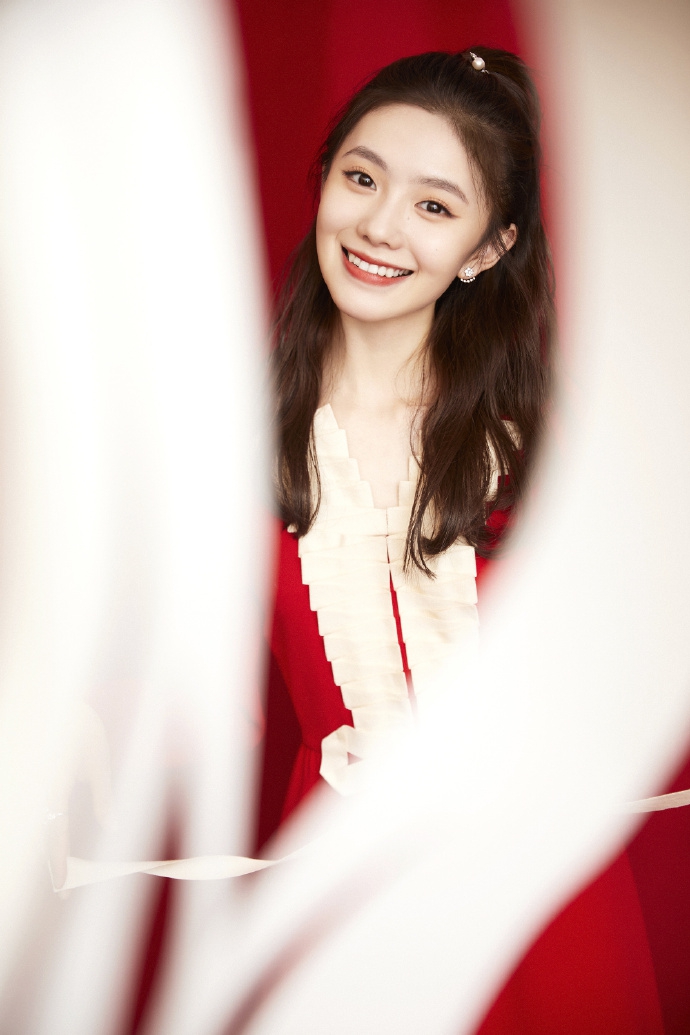 刘浩存身穿连衣裙半扎高马尾写真