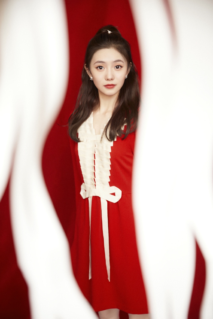 刘浩存身穿连衣裙半扎高马尾写真